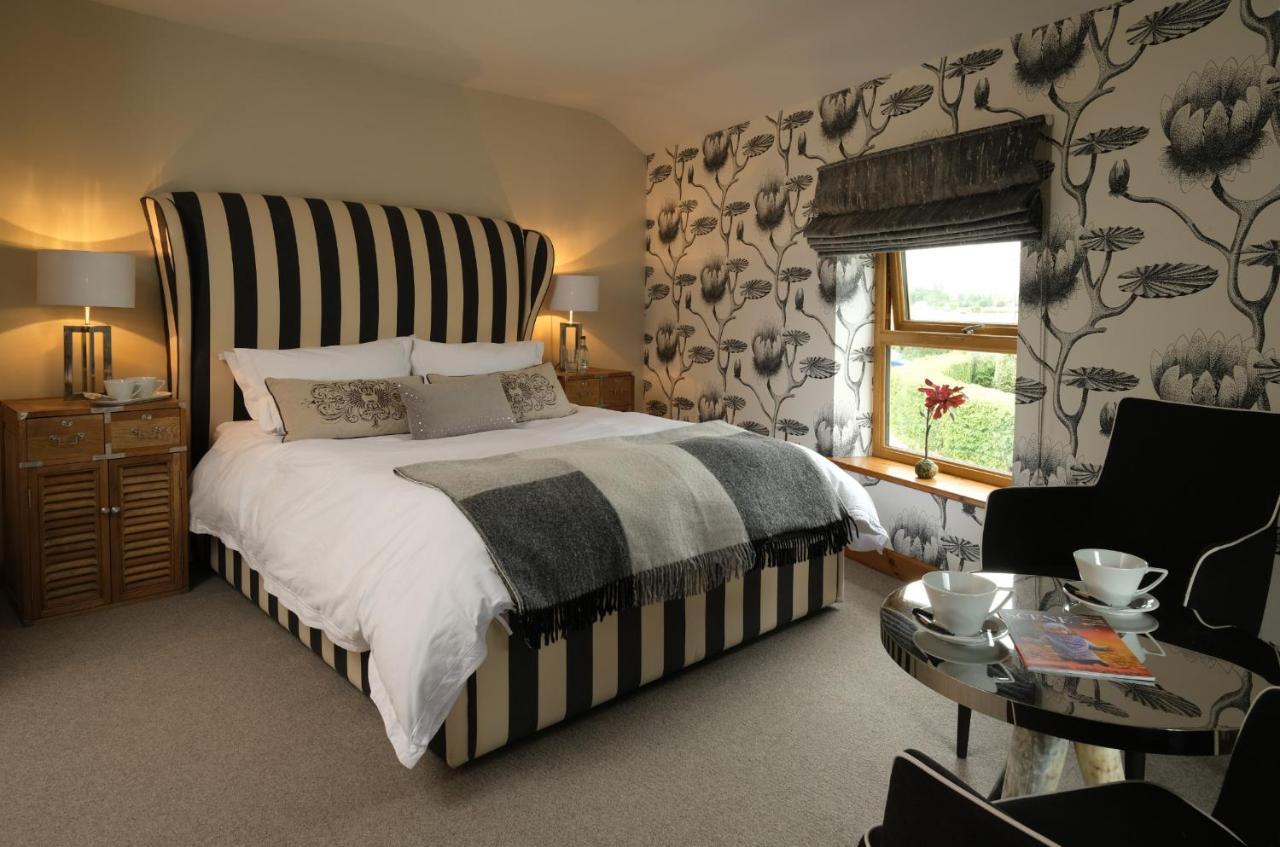 The Queens At Horton Telford Exterior photo